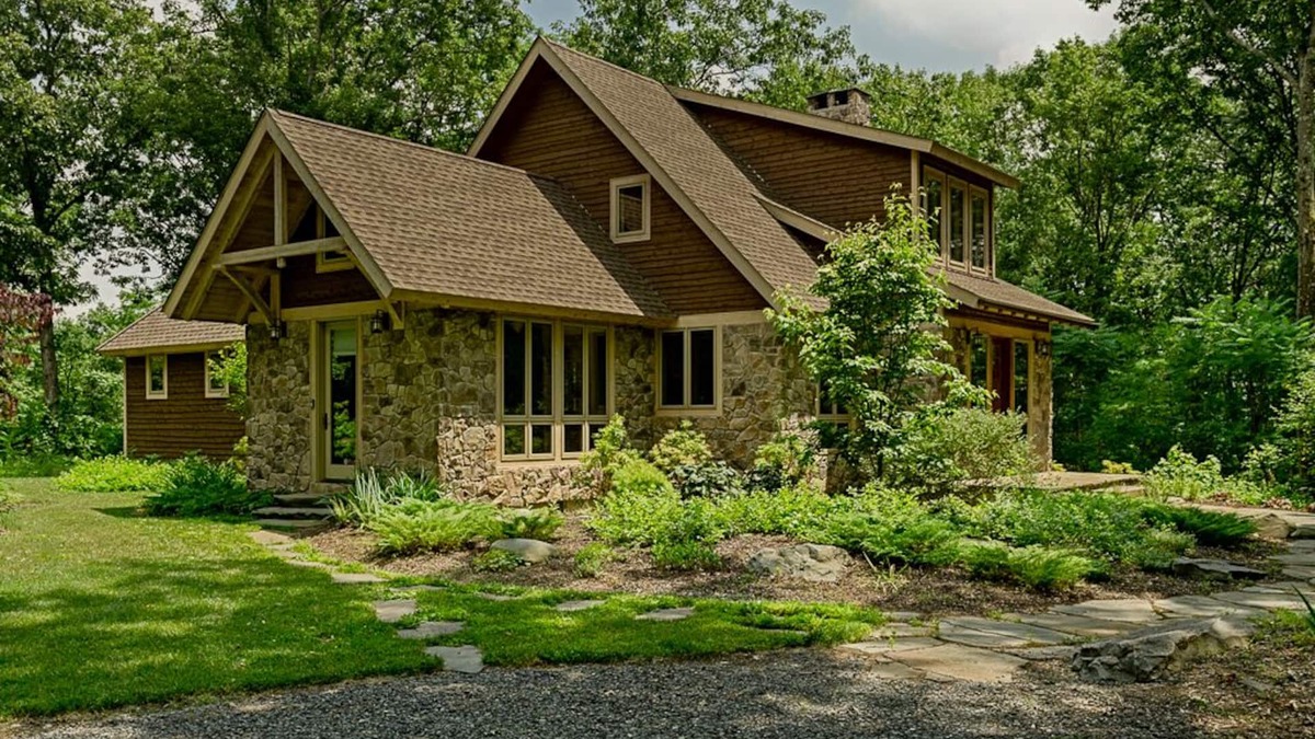 East Stroudsburg Cottage | Romantic Getaway/Writers Dream/Small Family Get Together