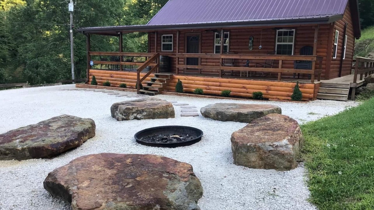 Campton Cabin | Romantic Getaway Cabin with Hot Tub and wi-fi