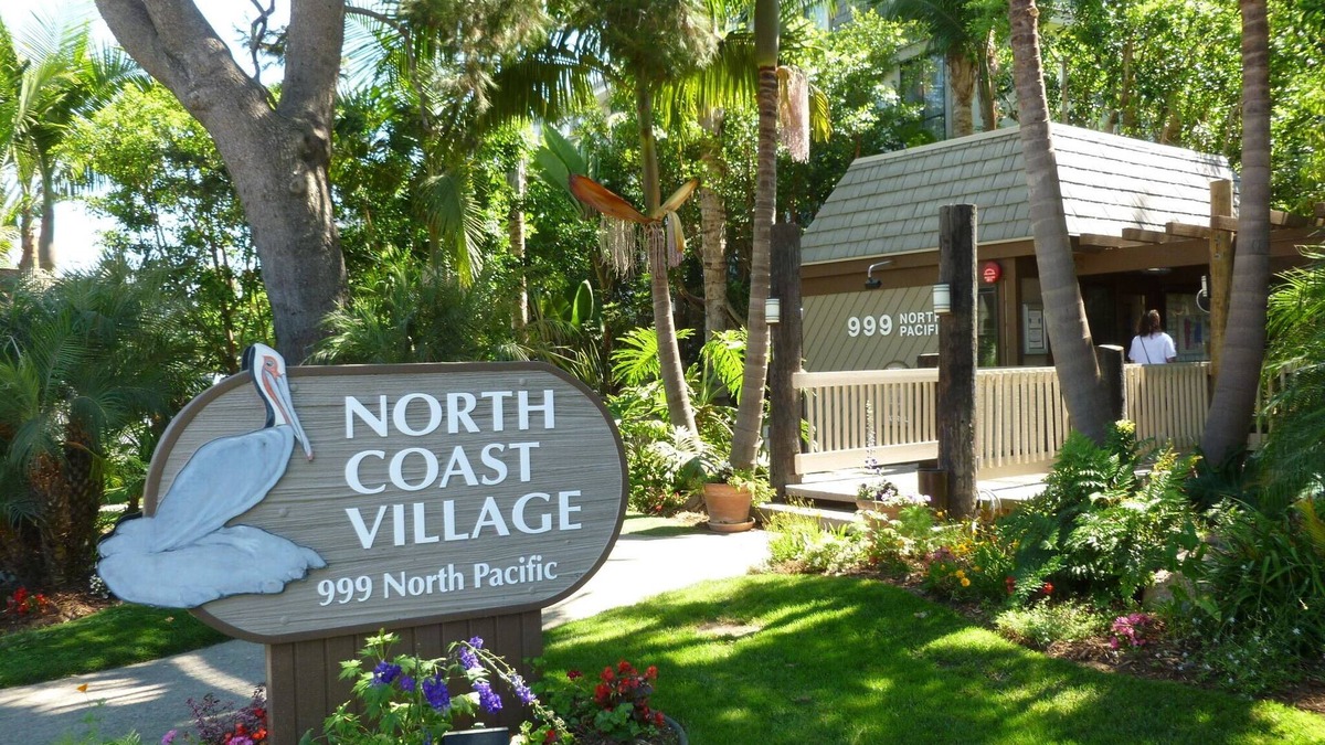 Townsite Condo | Romantic Getaway for 2 in Cottage in complex right on the beach
