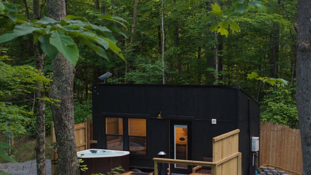 Sylva House | Romantic Getaway, Hot Tub, Fire Pit, and Near Hiking!