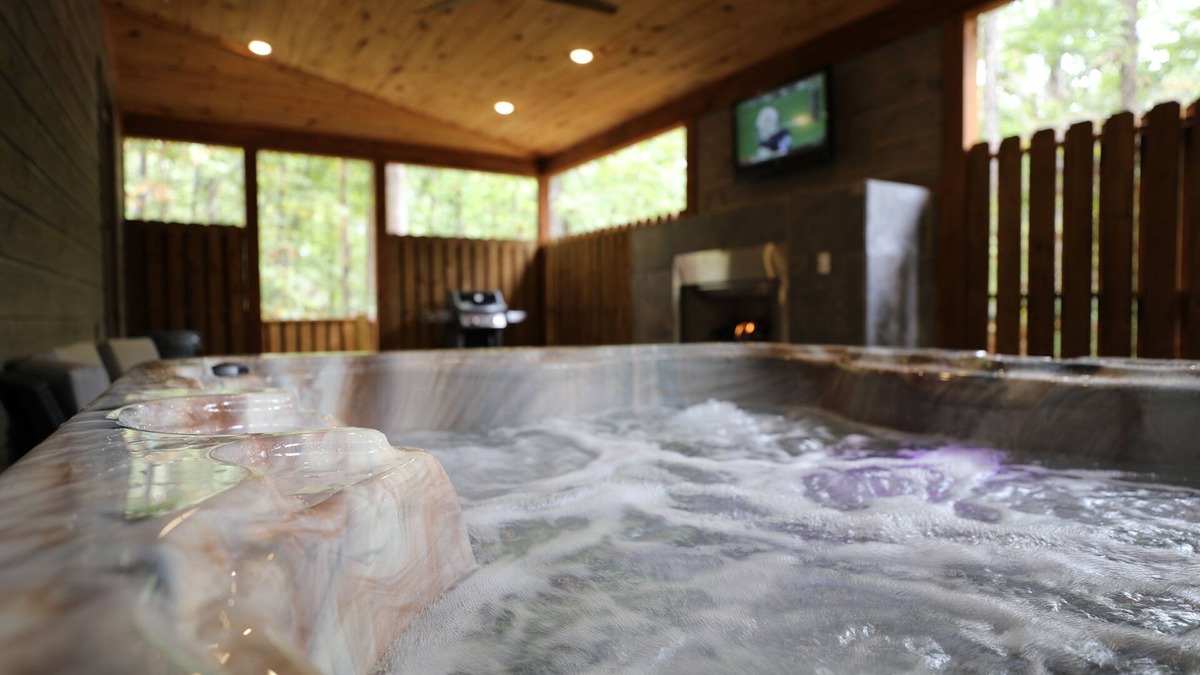 Broken Bow Cabin | Romantic Getaway - Hot Tub, Private Deck & Fireplaces! Minutes to casino