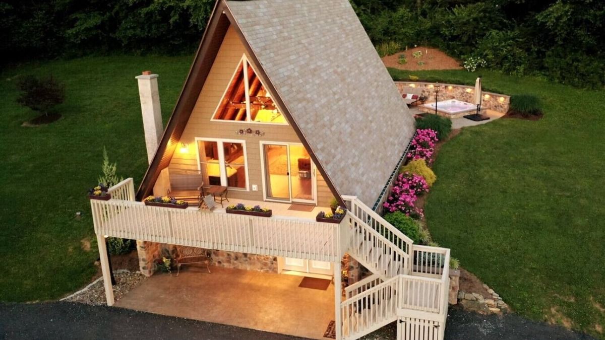 Robesonia Ski Chalet | Romantic Getaway in nearly 10 acres with Hot Tub