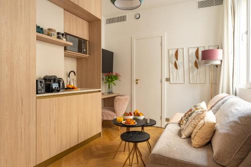 Porte-Saint-Martin Apartment | Romantic Getaway - Le Marais - with AC
