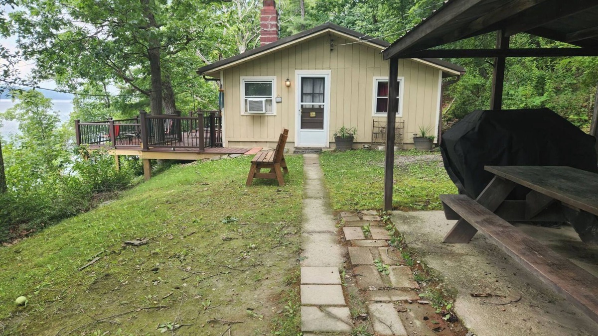 Burdett Cabin | Romantic getaway or family/friend vacation with private beach!