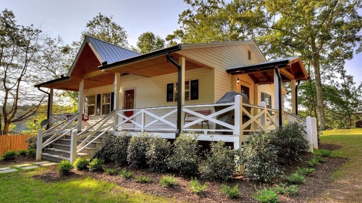 Blue Ridge Cabin | Romantic getaway! private New HotTub,putting green,sauna,KING bed,1min from town