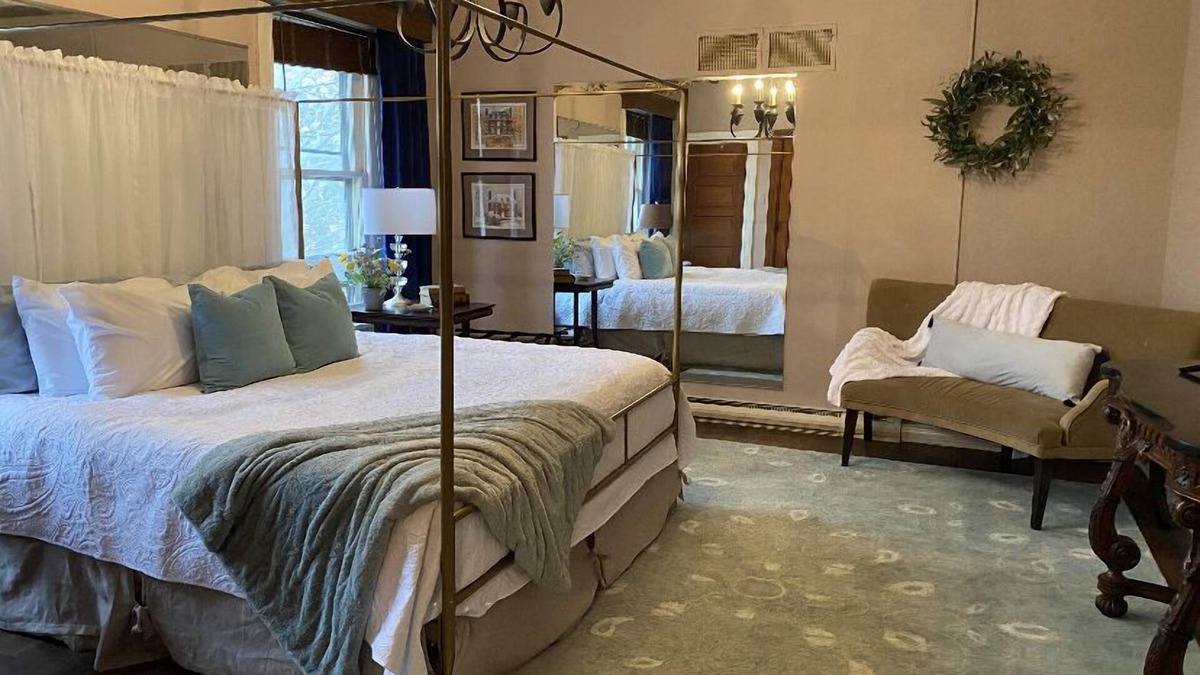 Rohrerstown Apartment | Romantic getaway with king bed & Jacuzzi bathtub