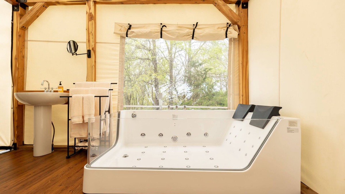 Sulphur Springs Cabin | Romantic Glamping for Two complete with Two Person Jacuzzi and Outdoor Shower