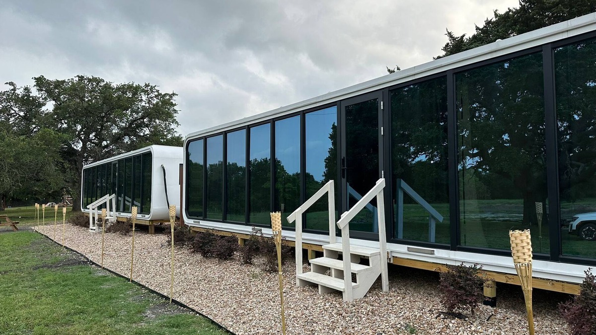 Flatonia Cabin | Romantic Glamping Elon's Tiny house 2-bedroom, 2-Queen Beds in Flatonia