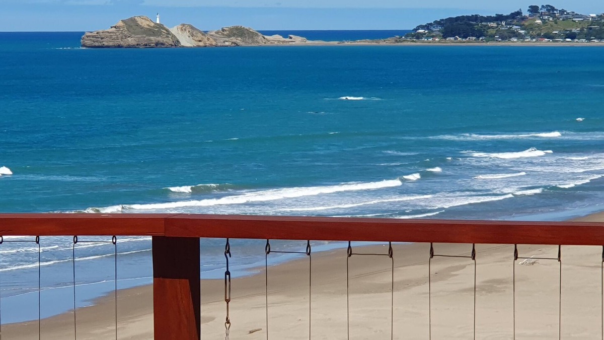 Whakataki Cottage | Romantic hideaway overlooking beautiful Castlepoint.