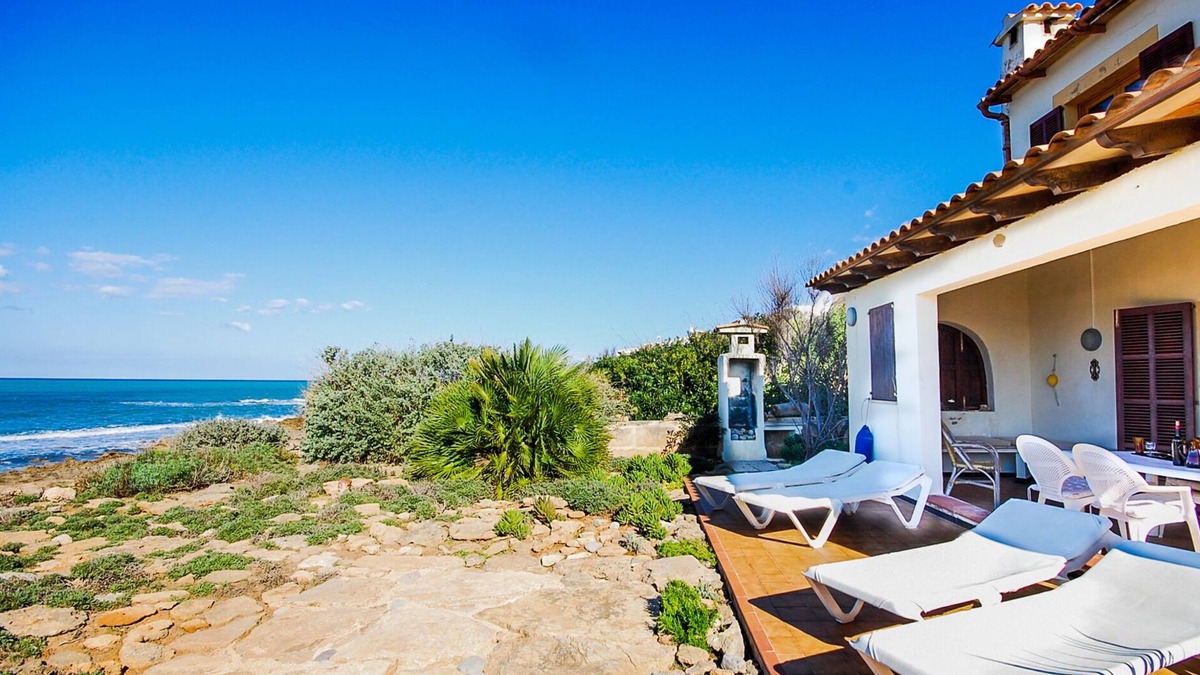 Urbanizacion S'Estanyol House | Romantic holiday home Sa Nau in the first place with a beautiful sea view!