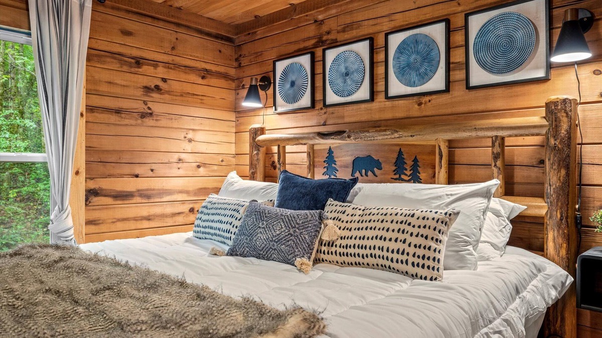 Townsend Cabin | Romantic, Hot Tub, Game Room, walk to bike path