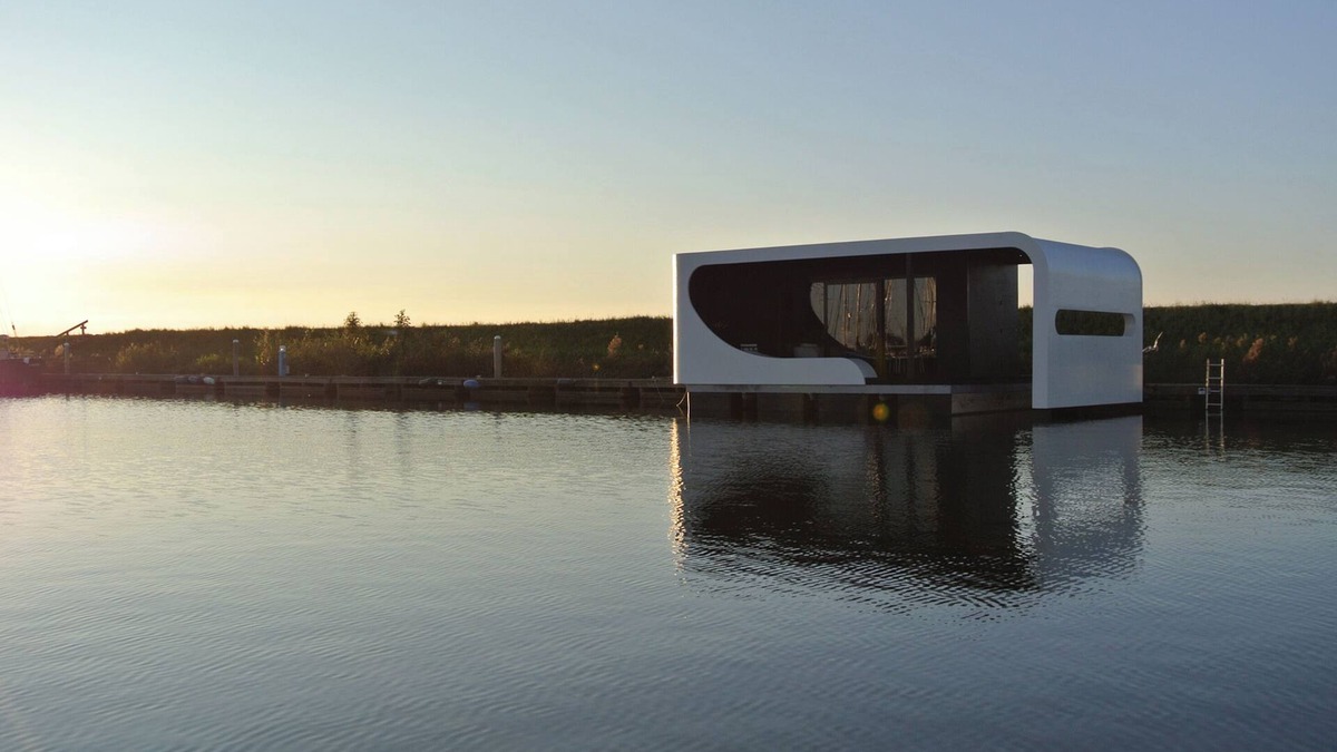 Andijk Boat Rental | "Romantic houseboat 'TinyFloat' on the IJsselmeer - pure relaxation!"