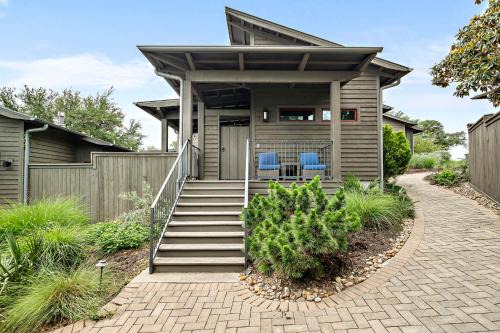Spicewood House | Romantic Lake Retreat - Deck, BBQ Grill & Patio