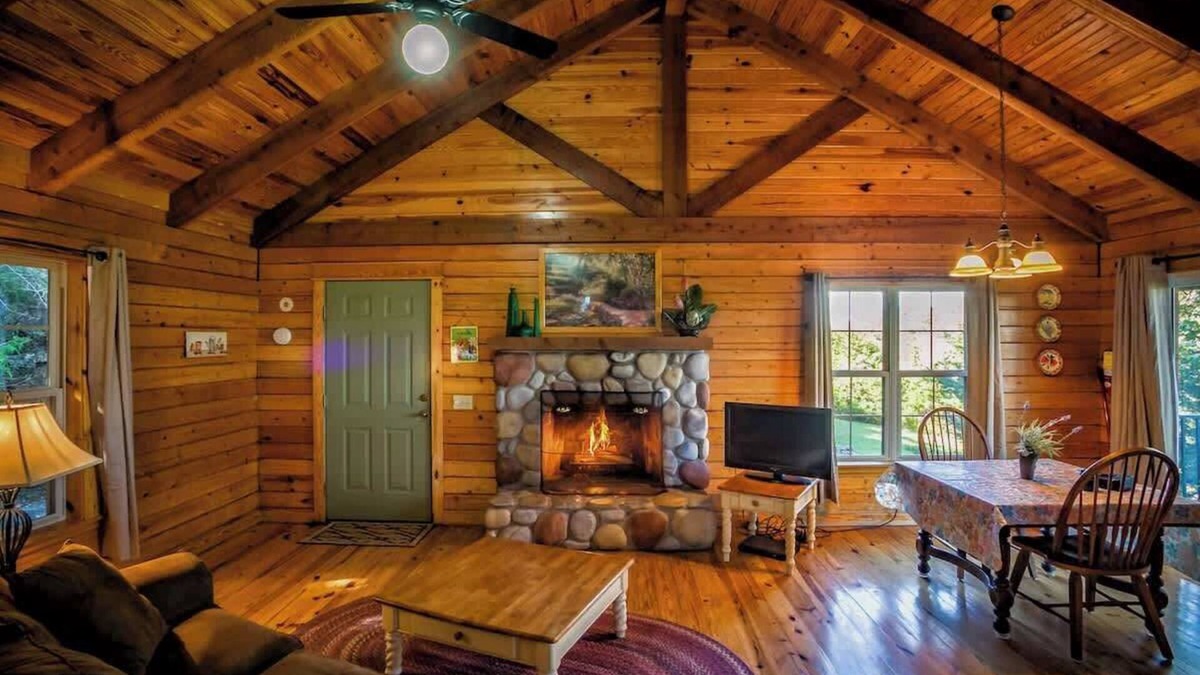Garfield Cabin | Romantic Lake View Cabin