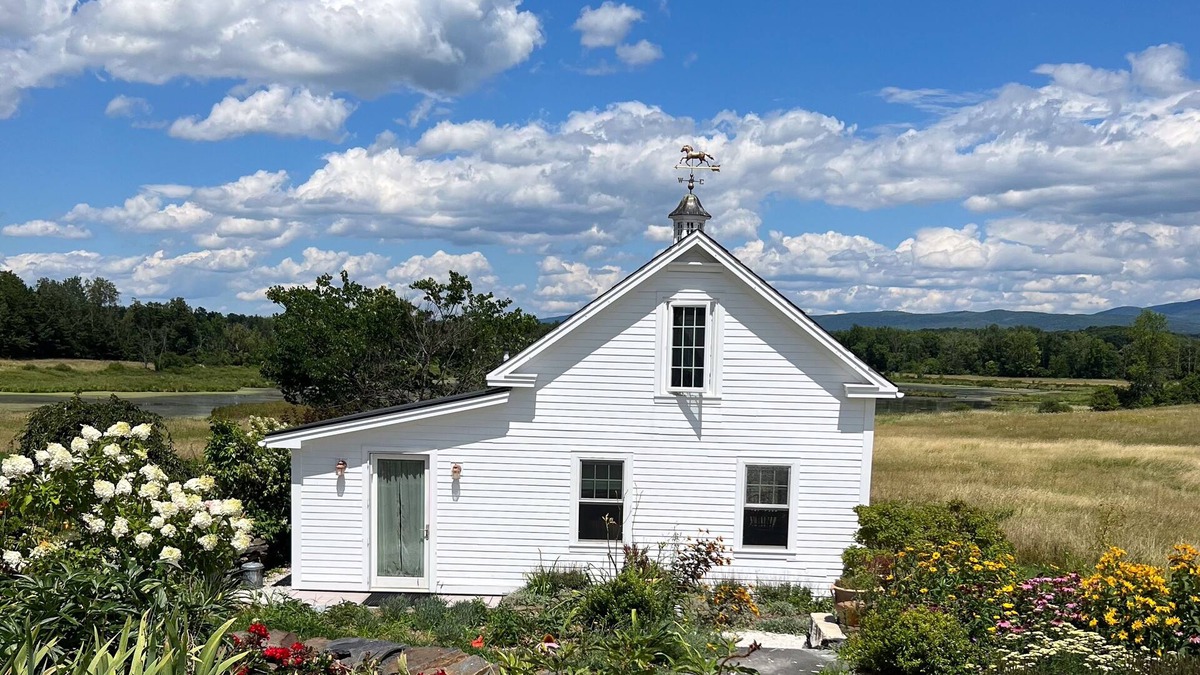 Brandon Cottage | Romantic lake view retreat with a patio, full kitchen, & washer/dryer