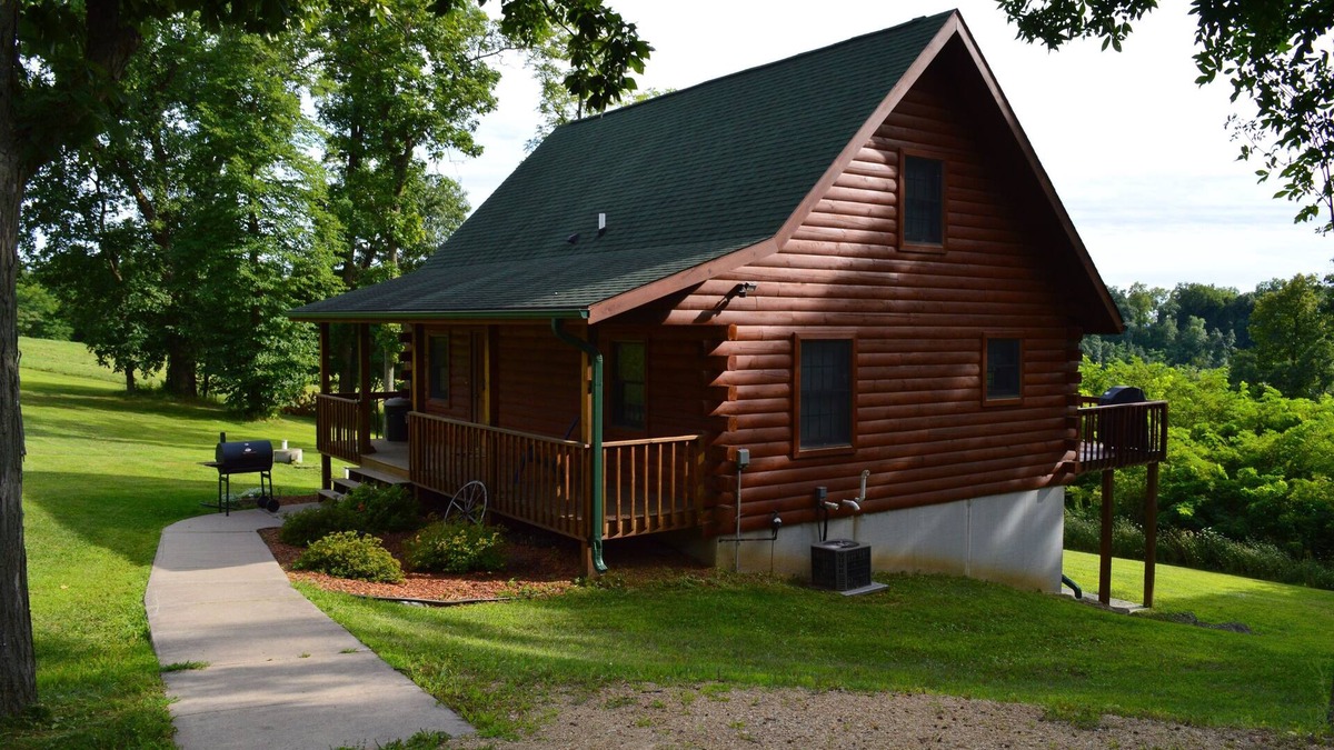 De Soto Cabin | Romantic Log Cabin Hideaway, Hot tub nestled Near the Scenic Mississippi River!