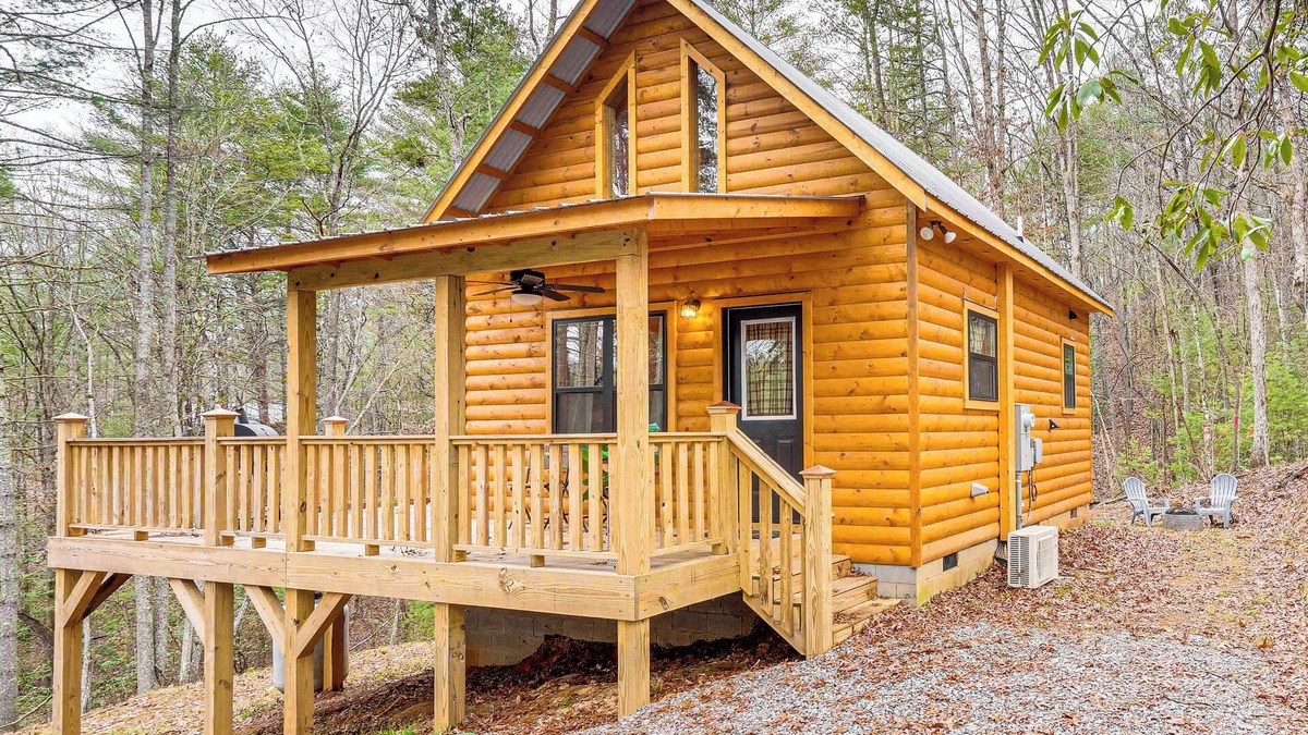 Murphy Cabin | Romantic Log Cabin in the Smokies w/Fire Pit!