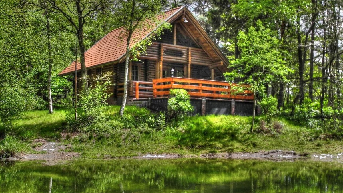 Wiefelstede House | Romantic log house on a small idyllic forest lake