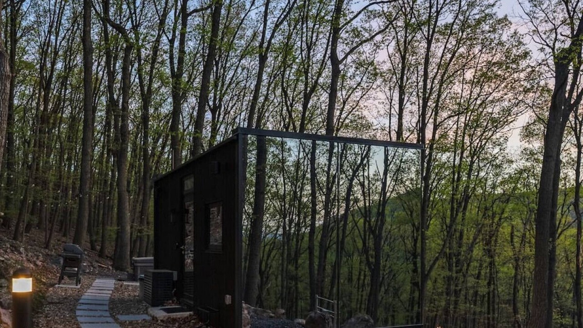 Mercersburg House | Romantic Mirror Cabin Hot Tub Fire Pit Views