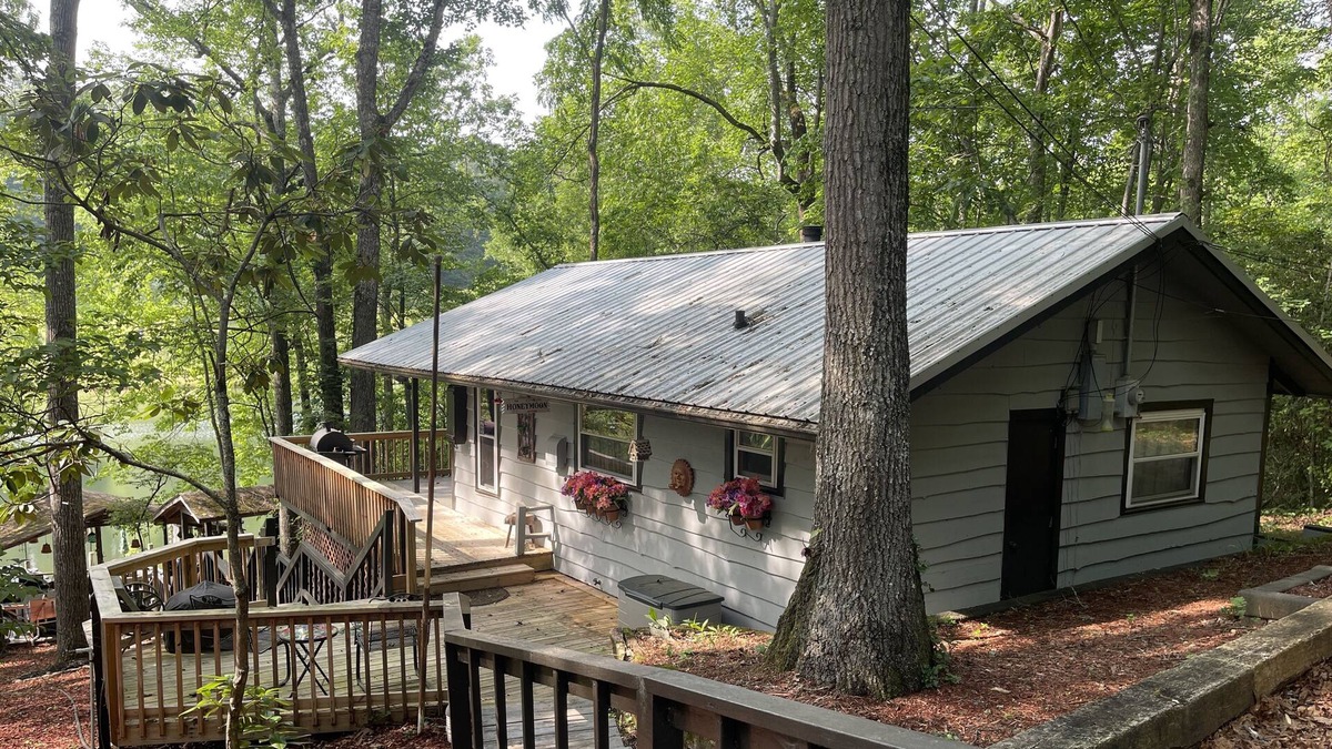 Franklin Cottage | Romantic Mountain Cottage on a Lake! Come relax and let your cares drift away.
