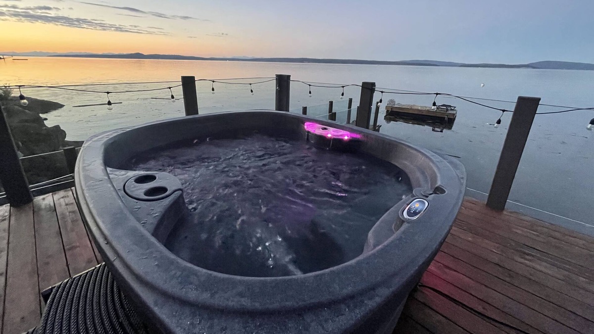 Chemainus Apartment | Romantic ocean front studio with hot tub and fire pit