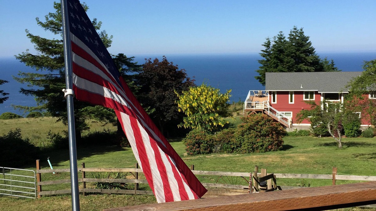Brookings Cottage | Romantic Ocean View Cottage with Starry Night Sky Gazing!