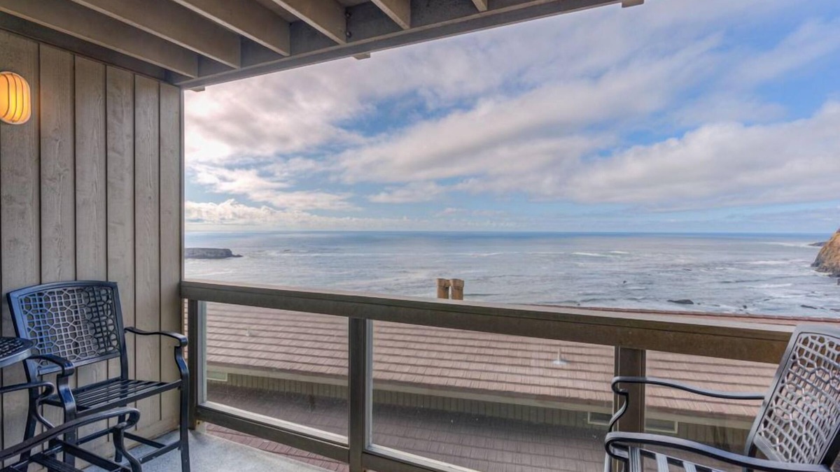 Otter Rock Apartment | Romantic Ocean-View Suite with King Bed