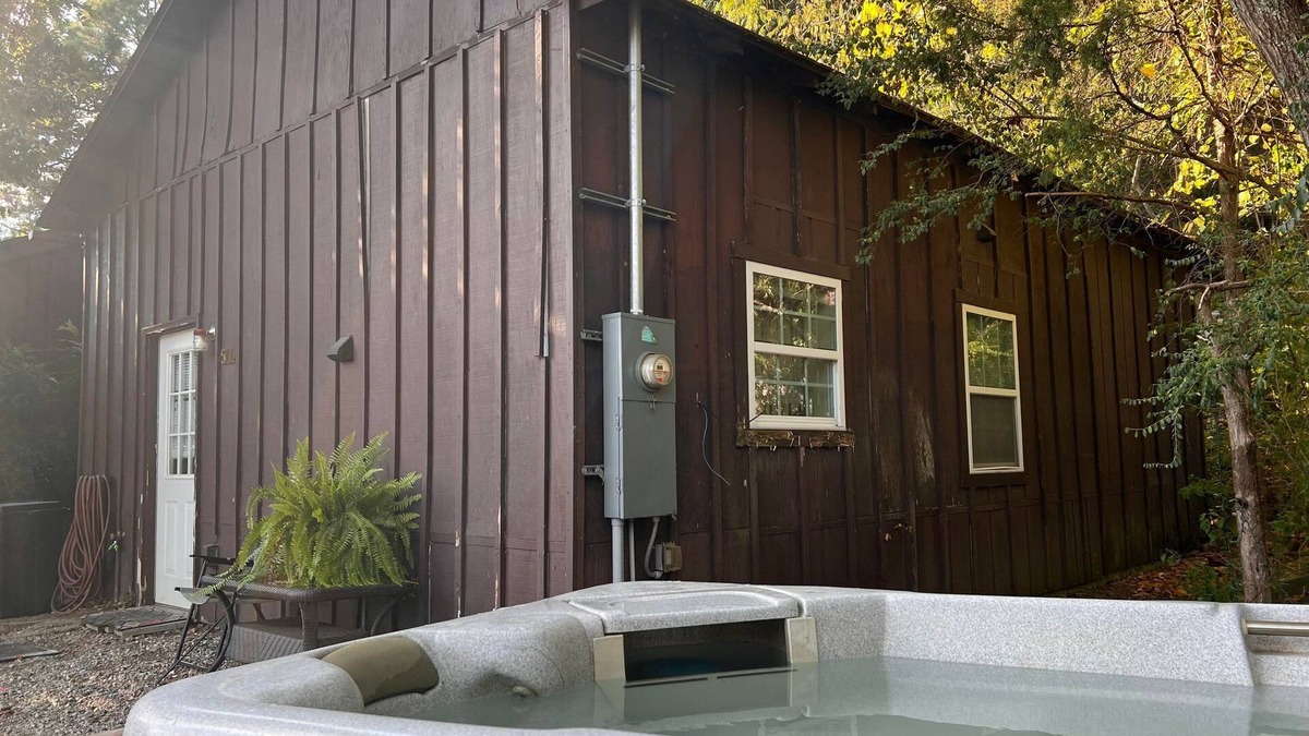 Mena House | Romantic Paris Themed Cabin with HotTub and Parking for ATV's