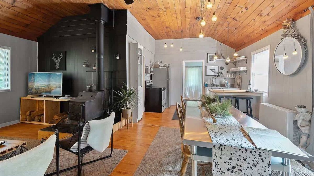 Pocono Pines House | Romantic Pet-Friendly Bungalow