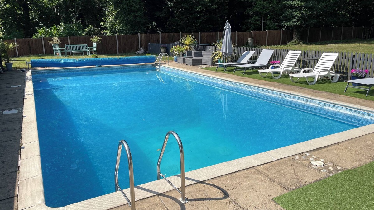 Aylmerton Apartment | Romantic Pond view Orpington studio with outdoor swimming pool. Pet friendly