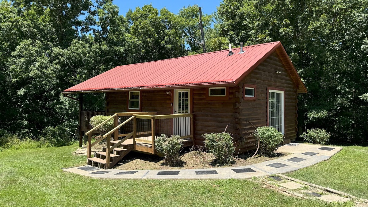 Logan Cabin | Romantic Prairie Rose Couples Cabin w/hot tub, forest views, near Hocking Hills