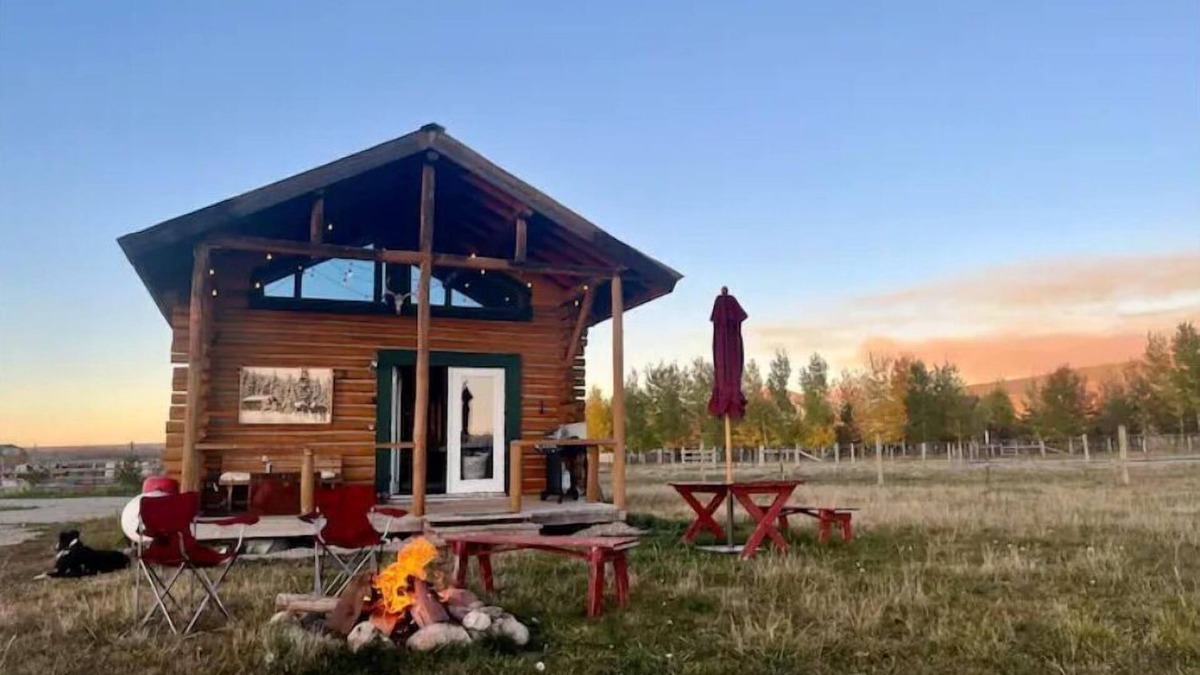 Driggs House | Romantic private Log Cabin with horse pasture