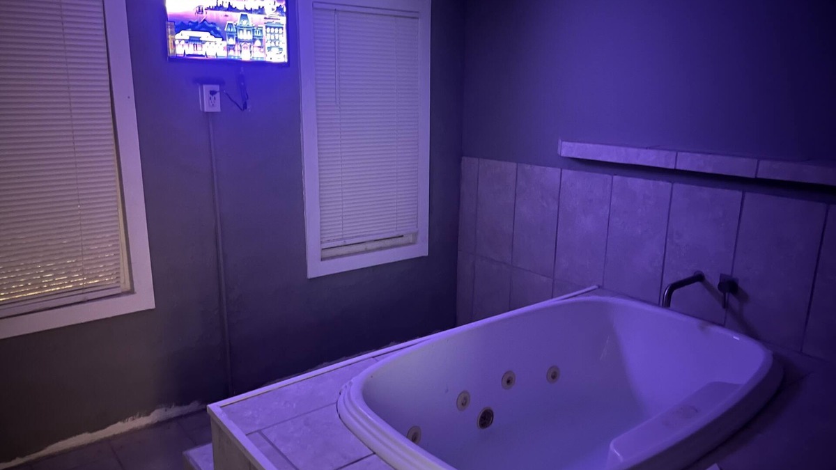 Homestead Apartment | romantic queen jacuzzi suite
