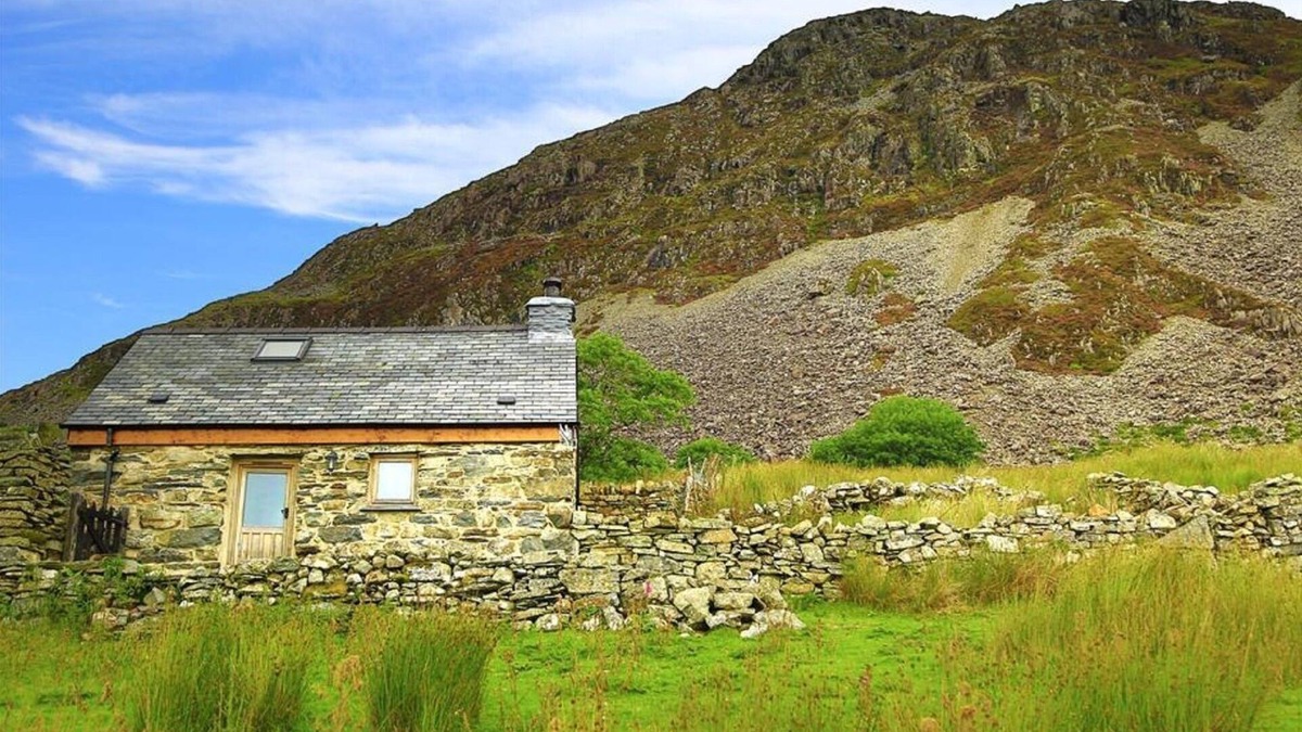 Manod Cottage | Romantic retreat, pet friendly, stunning views, log burner, walks from the door.