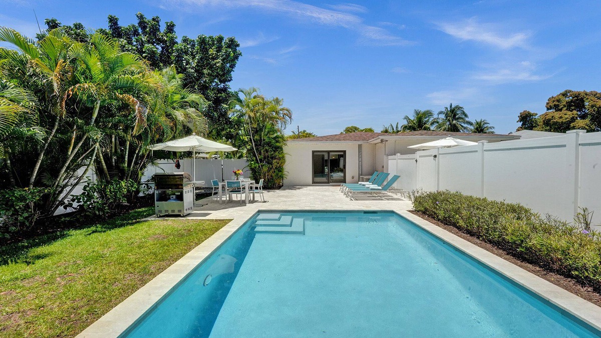 Lake Ridge House | Romantic Retreat w/Private Pool. Near Las Olas