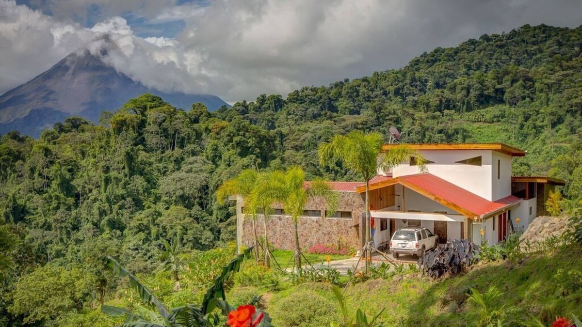 La Fortuna House | Romantic Retreat Volcano View! River Trail!