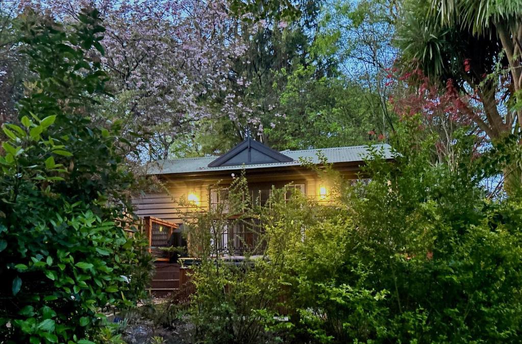 Mount Dandenong House | Romantic Retreat with Spa and Private Gardens