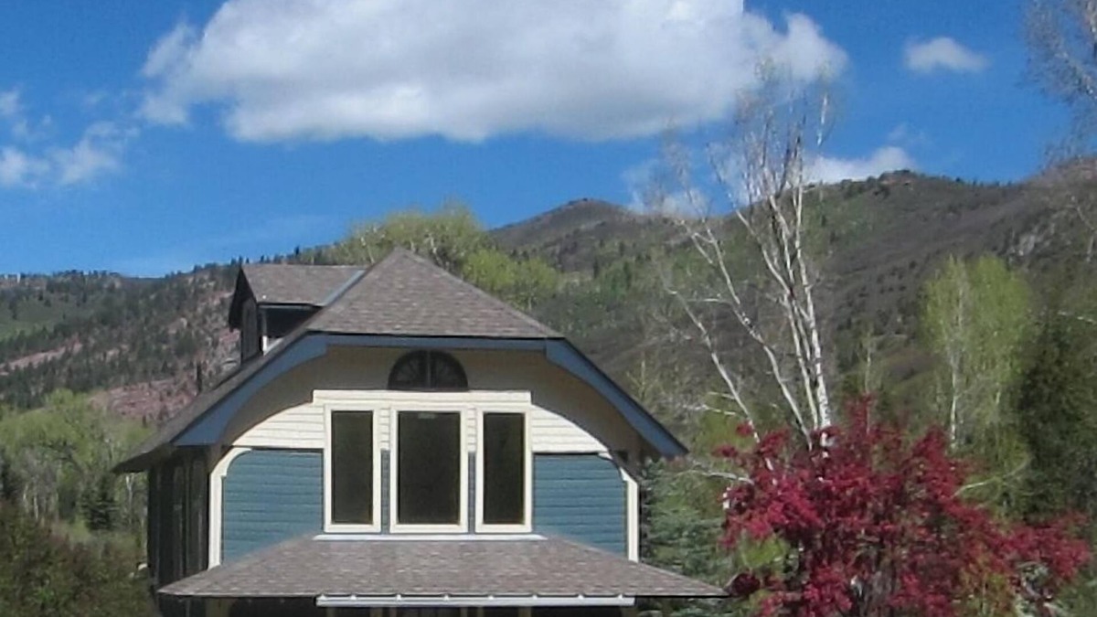 Redstone House | Romantic Riverfront Cottage