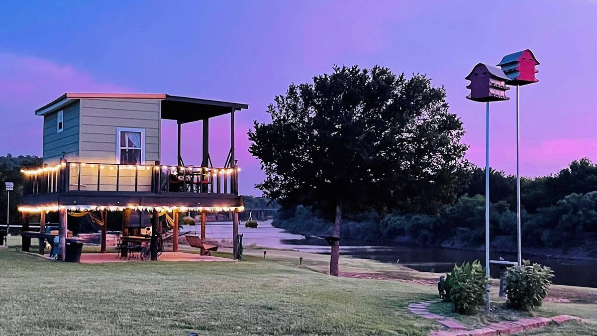 South Bend Cabin | Romantic Riverside Hideaway