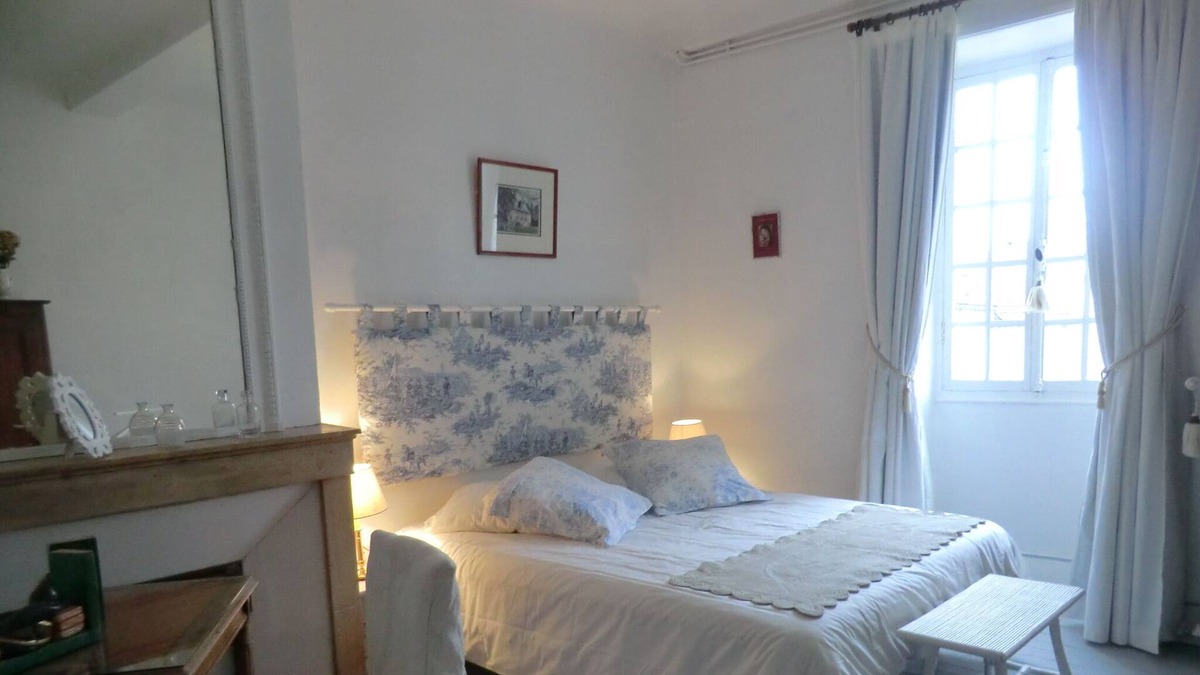 L'Etang-Vergy Hotel | Romantic room at the Domaine de Congey