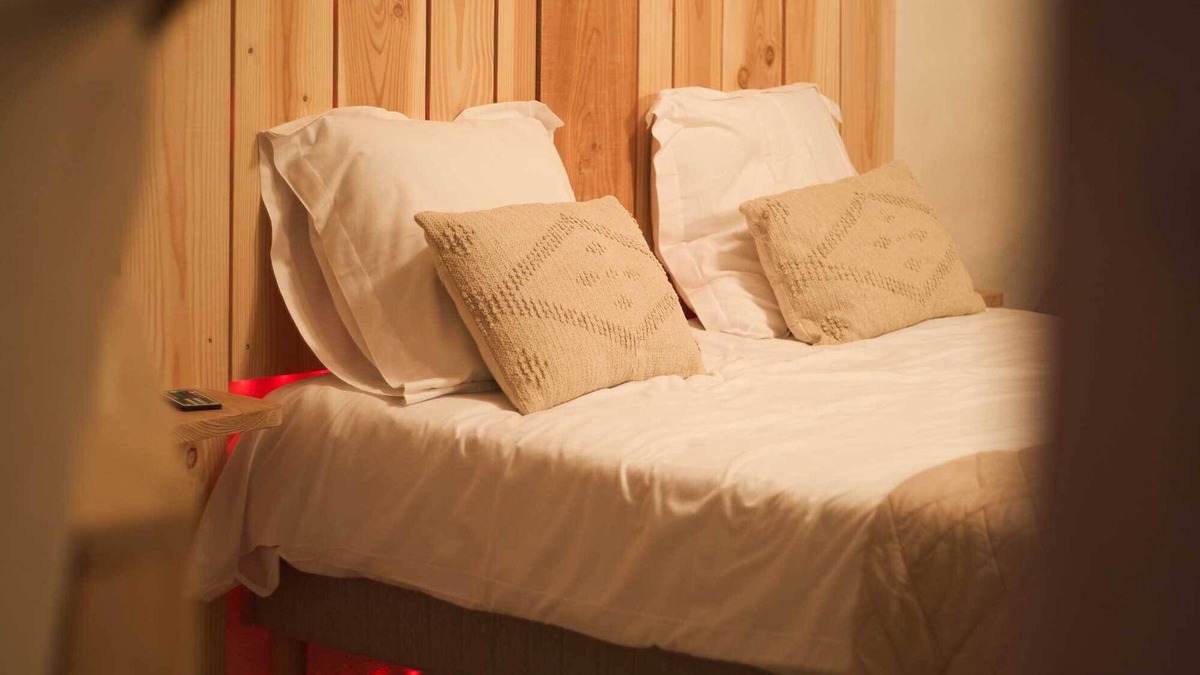 Meilhaud Apartment | Romantic room with jacuzzi and private sauna