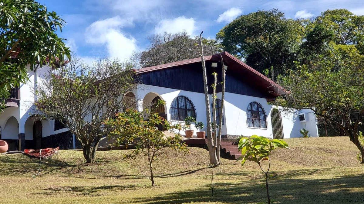 Roble House | Romantic Rustic Villa in the Mountains 30 Minutes from The airport .