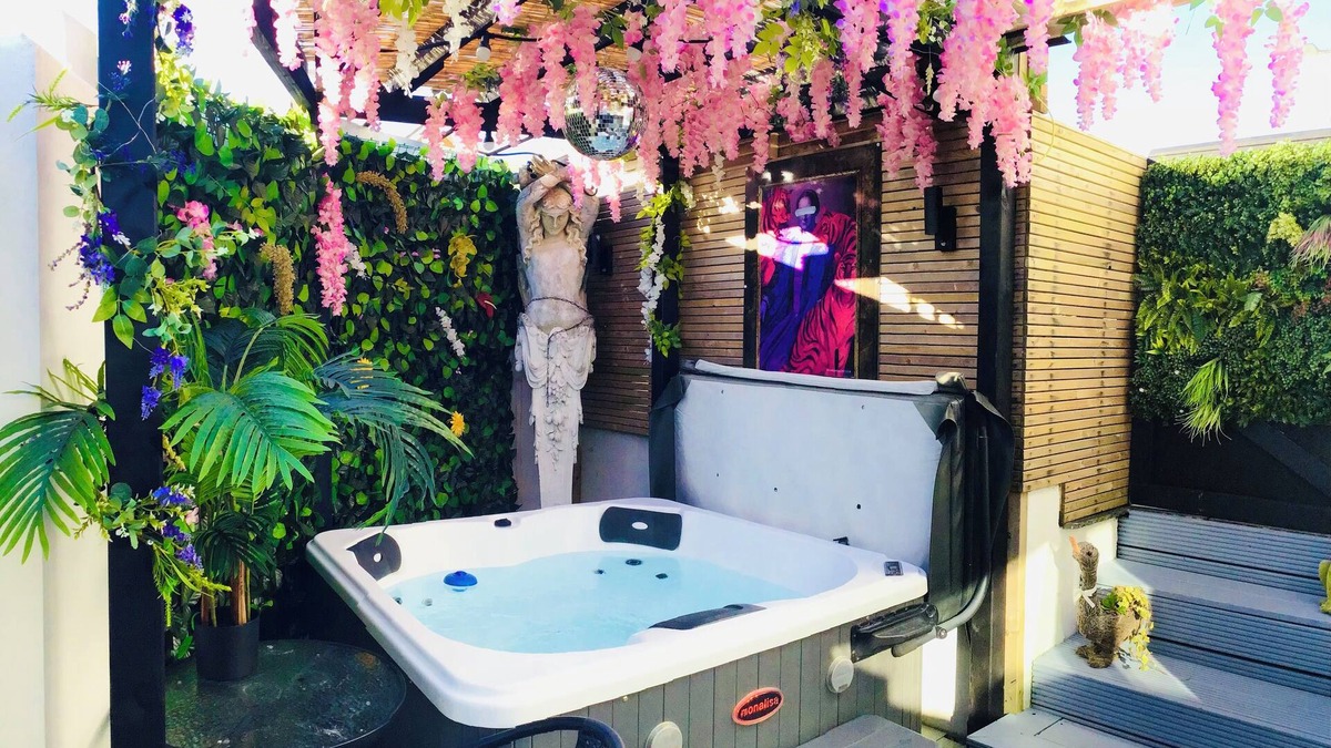 Woodingdean Apartment | Romantic Secret Garden Retreat