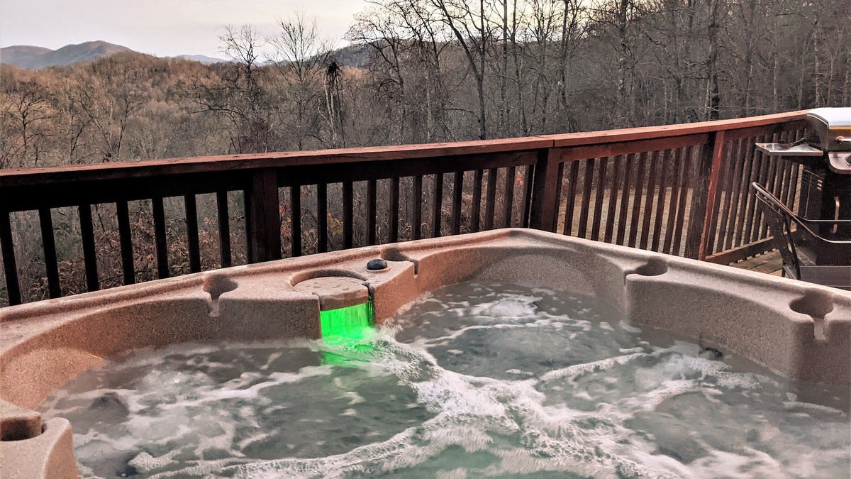Topton Cabin | Romantic & Secluded Adventure Log Cabin w/HOT TUB + Amazing Mountain Views