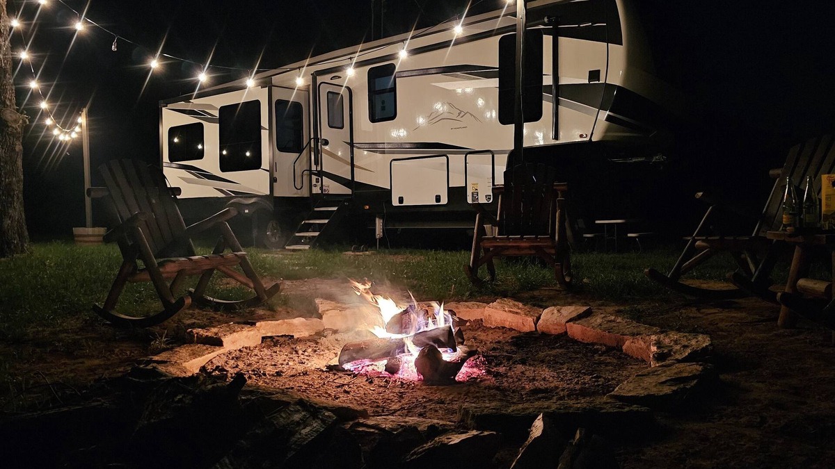 Alvord House | Romantic Stay in Beautiful New RV on 30 Acres