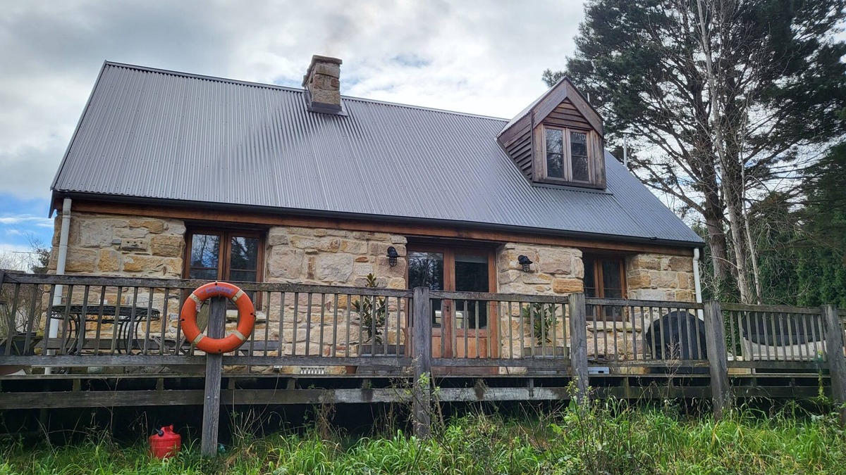 Burradoo Cottage | Romantic Stone Cottage Overlooking Pond. 5mins to Town