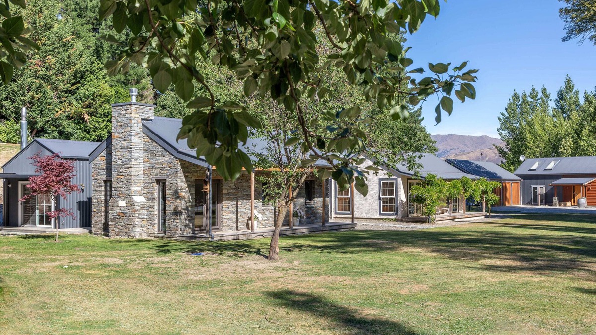 Arrow Junction Cottage | Romantic stone cottage near historic Arrowtown