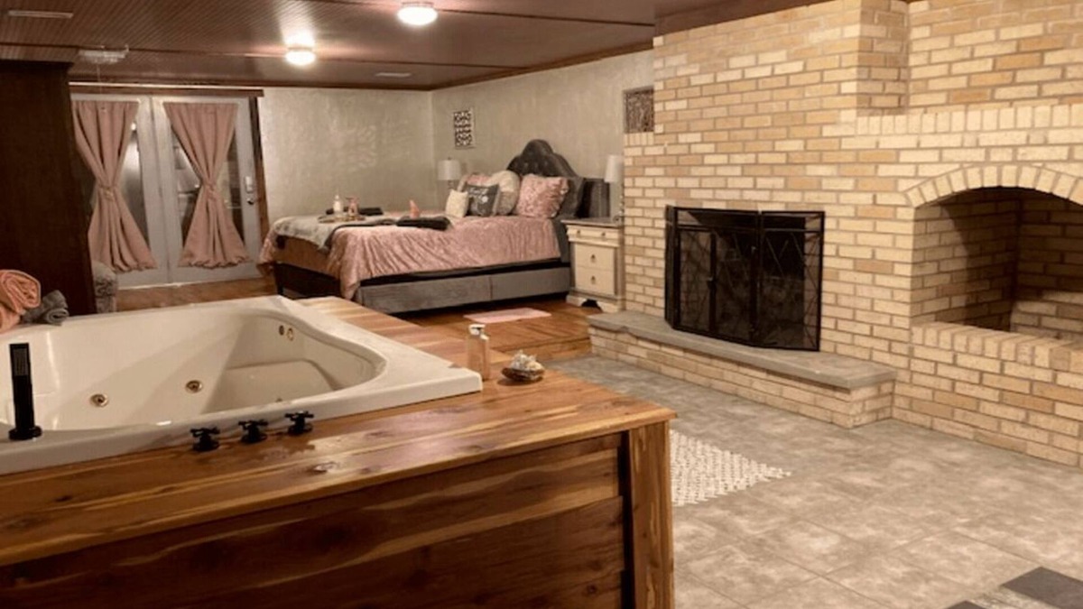 Mount Pleasant House | Romantic Suite 500 sq ft. of privacy
