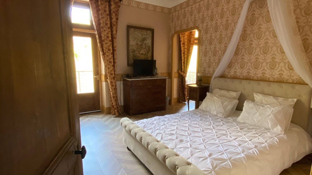 Saint-Barthelemy-de-Vals House | Romantic suite by Isoarde des Baux - Château de Rochetaillée