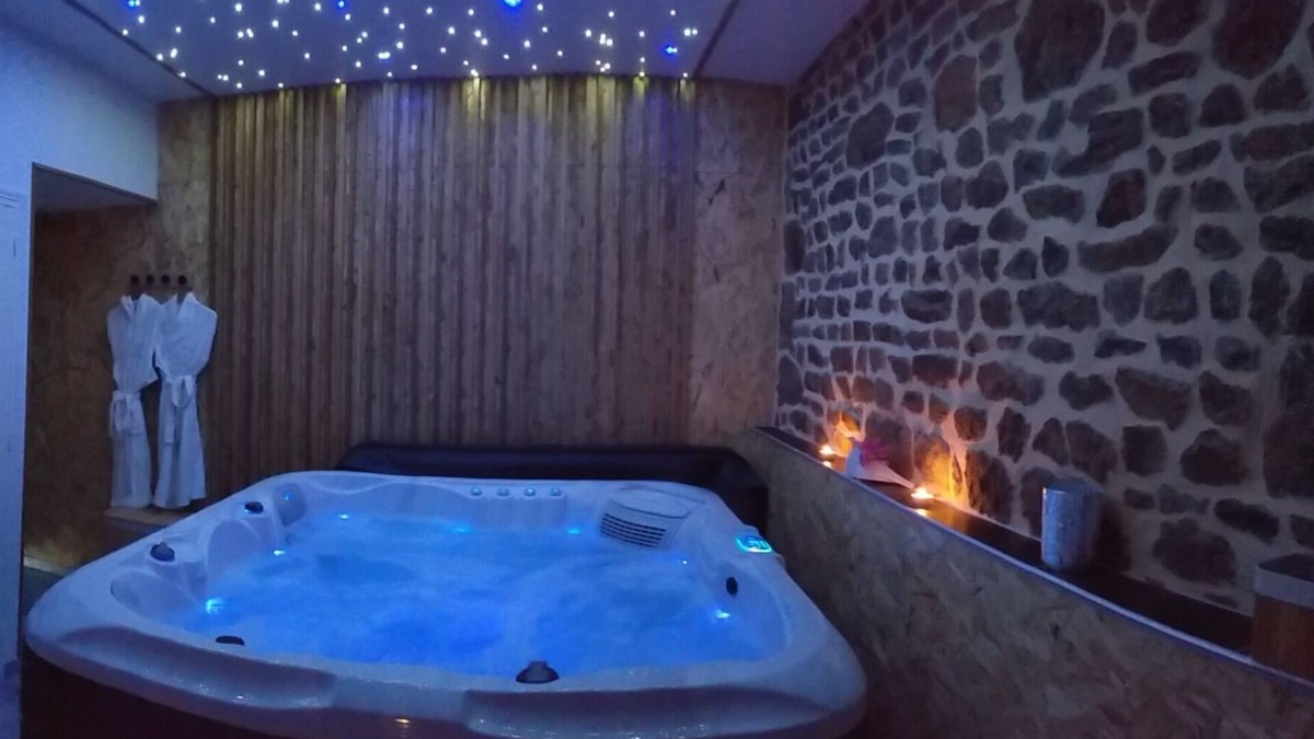 Lonlay-l'Abbaye House | Romantic suite and Jacuzzi Le Ptit Spa de l'Abbaye